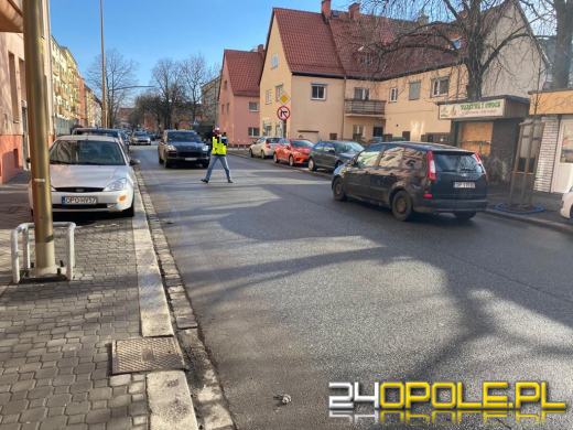 Mężczyzna w kamizelce "policja" zatrzymywał ruch na 1-Maja w Opolu. Szuka go policja