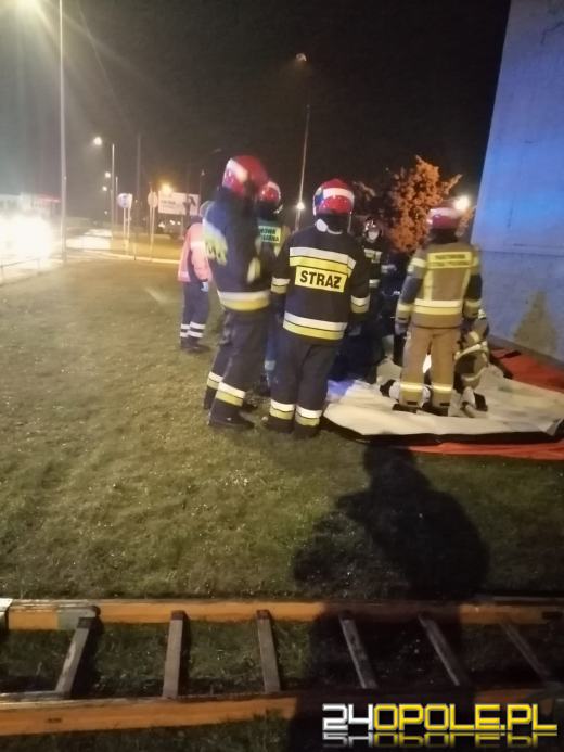 Mężczyzna skoczył z dachu biurowca. Strażacy zdążyli z pomocą