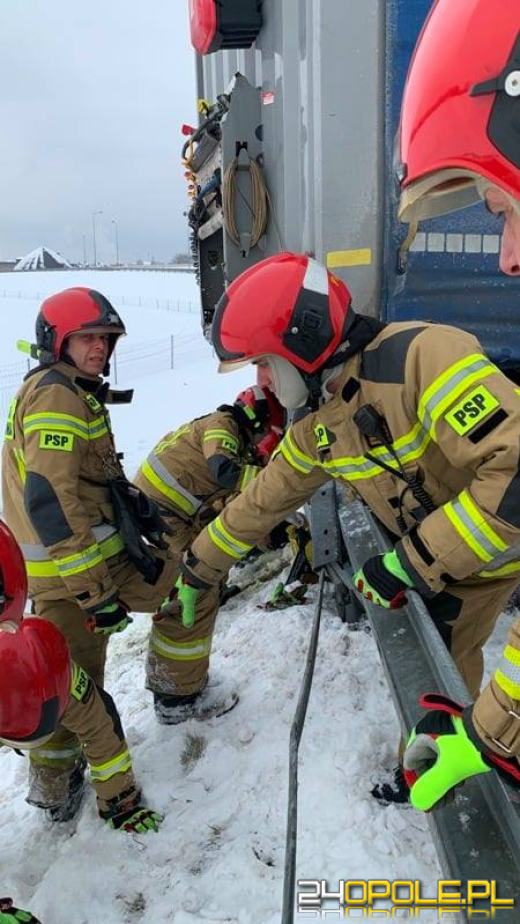 Samochód ciężarowy stanął w poprzek drogi blokując dwa pasy A4