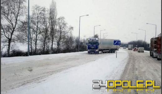 Za nami ciężki zimowy poniedziałek. MZD stara się opanować sytuację na drogach