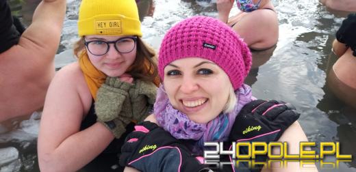 Morsowanie w skutym lodzie akwenie przyciąga chętnych. Odwaga czy wytrzymałość? 