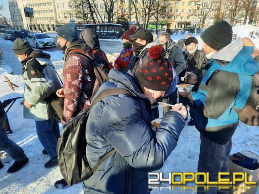 Karmią i ubierają bezdomnych, ale zasoby szybko się kończą