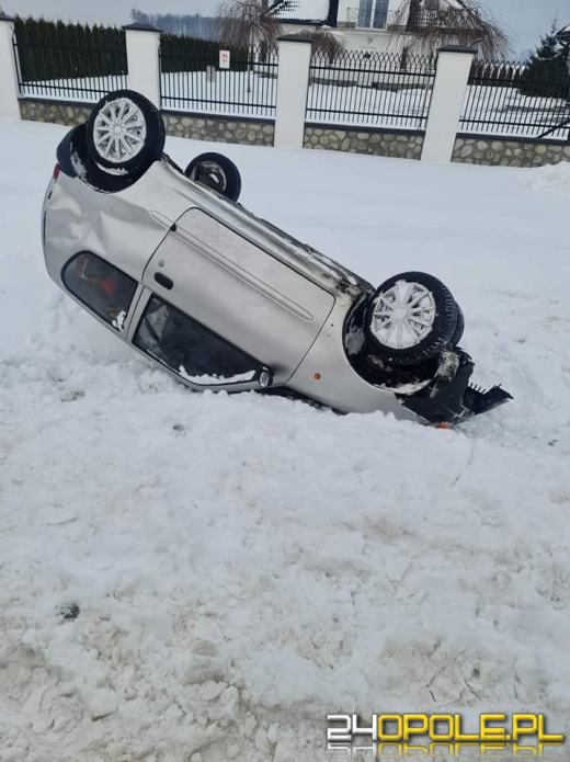 Od rana służby pomagają kierowcom. Jest bardzo ślisko!