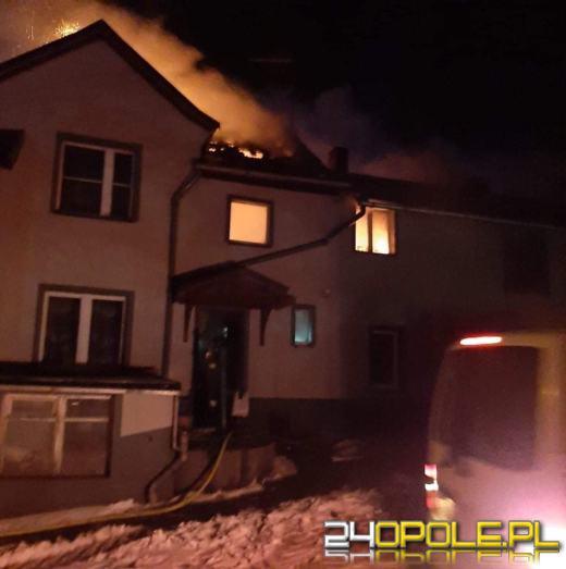 18 zastępów straży dogasza pożar budynku mieszkalnego w powiecie głubczyckim