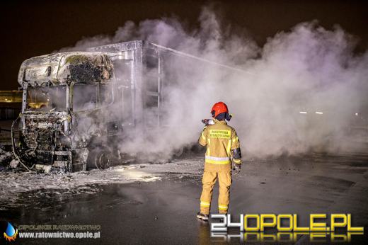 Zapalił się samochód ciężarowy na parkingu. Spłonął doszczętnie