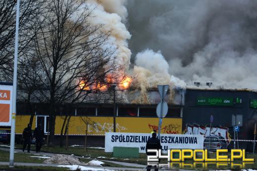 13 zastępów straży walczy z pożarem Żabki na osiedlu AK