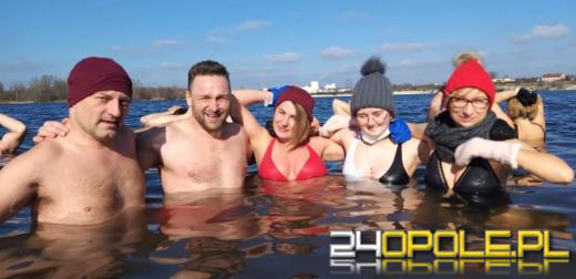 Wyszło słońce. Jedni wybierają wspólne spacery, oni nadal morsują