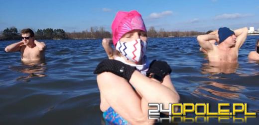 Wyszło słońce. Jedni wybierają wspólne spacery, oni nadal morsują