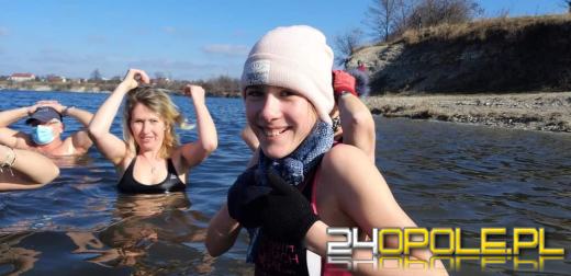 Wyszło słońce. Jedni wybierają wspólne spacery, oni nadal morsują