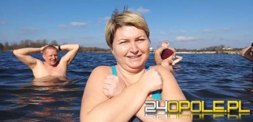 Wyszło słońce. Jedni wybierają wspólne spacery, oni nadal morsują