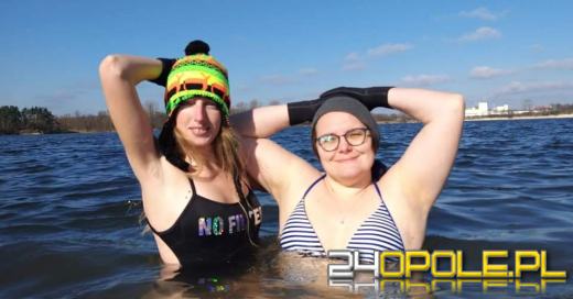 Wyszło słońce. Jedni wybierają wspólne spacery, oni nadal morsują