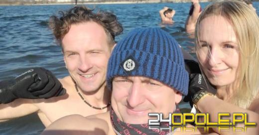 Wyszło słońce. Jedni wybierają wspólne spacery, oni nadal morsują