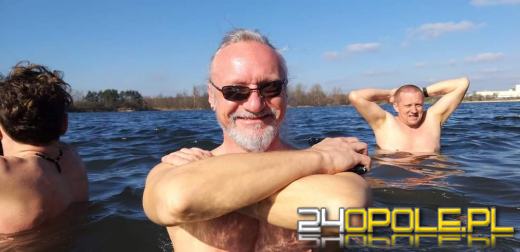 Wyszło słońce. Jedni wybierają wspólne spacery, oni nadal morsują