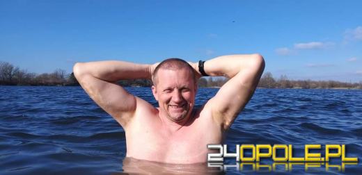 Wyszło słońce. Jedni wybierają wspólne spacery, oni nadal morsują