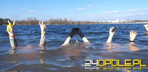 Wyszło słońce. Jedni wybierają wspólne spacery, oni nadal morsują