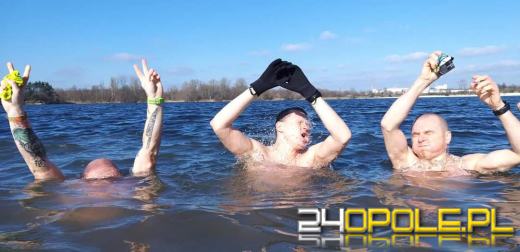 Wyszło słońce. Jedni wybierają wspólne spacery, oni nadal morsują