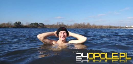 Wyszło słońce. Jedni wybierają wspólne spacery, oni nadal morsują