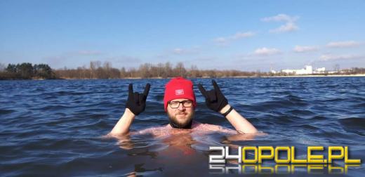 Wyszło słońce. Jedni wybierają wspólne spacery, oni nadal morsują