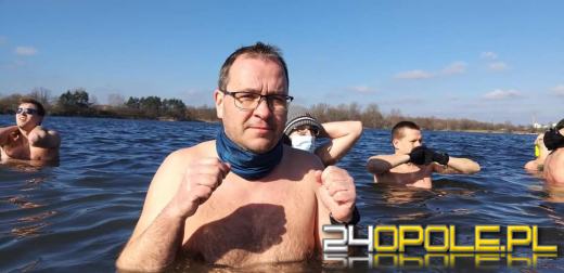 Wyszło słońce. Jedni wybierają wspólne spacery, oni nadal morsują