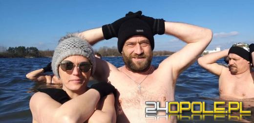 Wyszło słońce. Jedni wybierają wspólne spacery, oni nadal morsują