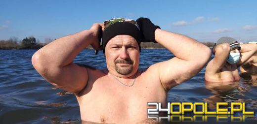 Wyszło słońce. Jedni wybierają wspólne spacery, oni nadal morsują