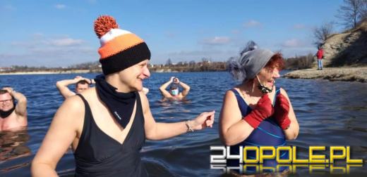 Wyszło słońce. Jedni wybierają wspólne spacery, oni nadal morsują