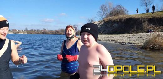 Wyszło słońce. Jedni wybierają wspólne spacery, oni nadal morsują