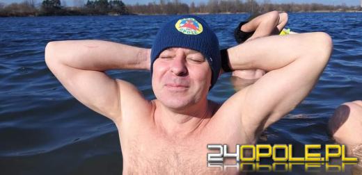 Wyszło słońce. Jedni wybierają wspólne spacery, oni nadal morsują