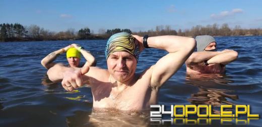 Wyszło słońce. Jedni wybierają wspólne spacery, oni nadal morsują