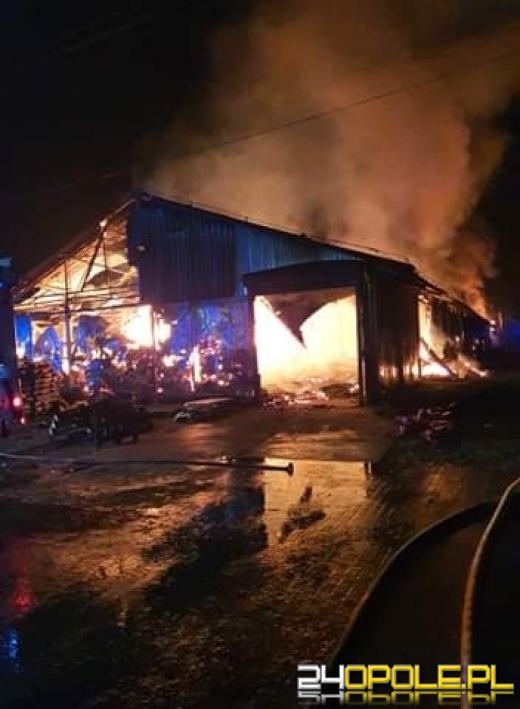 Strażacy nadal walczą z dogaszaniem pożaru na fermie we Włostowej