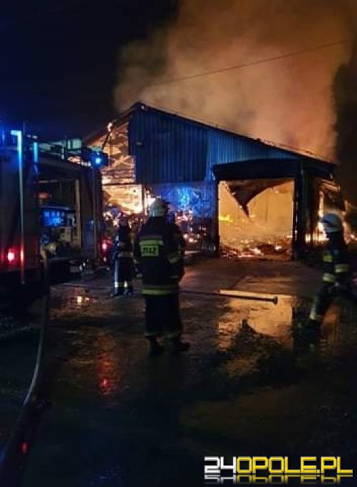 Strażacy nadal walczą z dogaszaniem pożaru na fermie we Włostowej