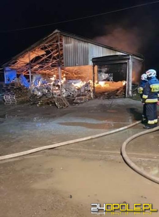 Strażacy nadal walczą z dogaszaniem pożaru na fermie we Włostowej