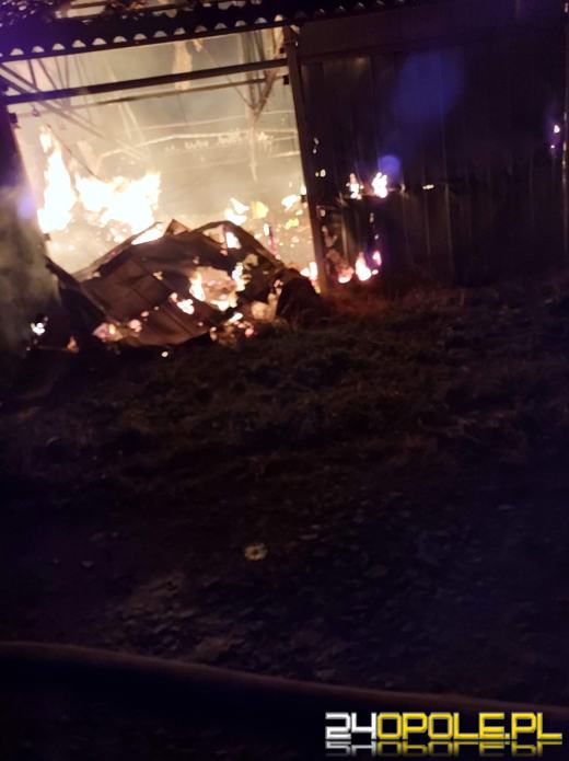 Strażacy nadal walczą z dogaszaniem pożaru na fermie we Włostowej