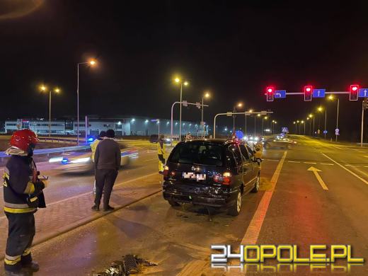 Zderzenie 3 pojazdów w Opolu. Golf stanął w płomieniach, kierowca uciekł