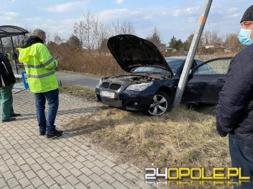 Kierująca BMW staranowała przystanek na ulicy Częstochowskiej
