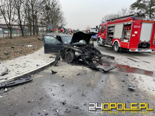 Zderzenie volvo z mercedesem w Opolu. Trzy osoby przewiezione do szpitala