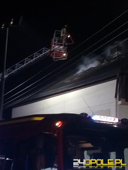 Pożar poddasza domu jednorodzinnego w Rozwadzy. W akcji 10 zastępów straży