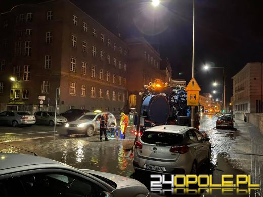 Awaria na ulicy Korfantego. Uszkodzony hydrant zalał ulicę
