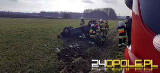  Dachowanie auta osobowego na trasie Niwnica-Domaszkowice. Jedna osoba ranna