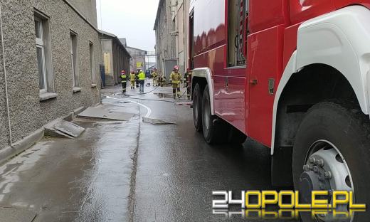 Pożar butli z acetylenem na terenie opolskiej cementowni. W akcji 9 zastępów straży