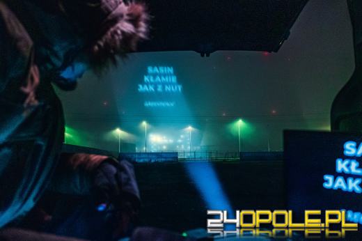 Napis "Sasin kłamie jak z nut" na kominie opolskiej elektrowni