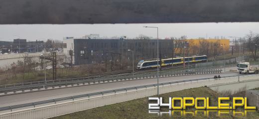 Uszkodzenie sieci trakcyjnej na szlaku Opole Główne - Opole Groszowice. Są utrudnienia