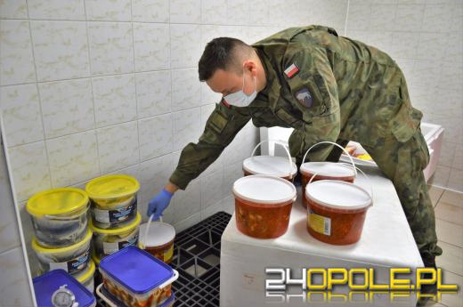 Żołnierze na misjach dostali jedzenie na święta i...szczepionki