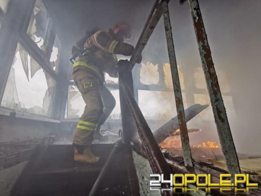 Strażacy gasili pożar wewnątrz opuszczonego budynku nastawni kolejowej