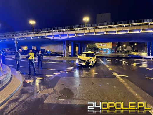 Zderzenie samochodu ciężarowego i taksówki w centrum miasta