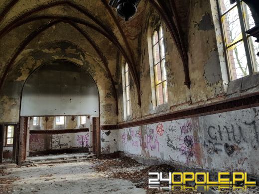 Zabytkowa kaplica na starym cmentarzu przy ulicy Wrocławskiej w opłakanym stanie