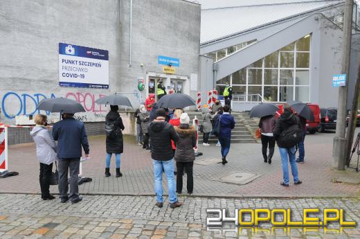 Wielka kolejka przed Toropolem. Rozpoczęły się szczepienia masowe