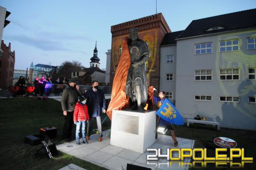 Władysław II Opolski oficjalnie odsłonięty. Pomnik strzeże Zamku Górnego