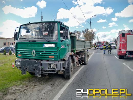 Zderzenie osobówki z samochodem ciężarowym w Praszce