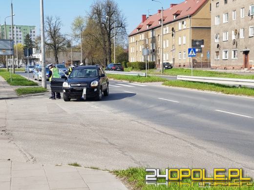 Mężczyzna prowadzący rower przez pasy potrącony przez osobówkę. Wypadek w Nysie